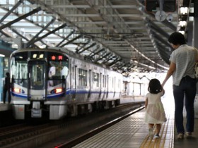 福井駅で電車を見る